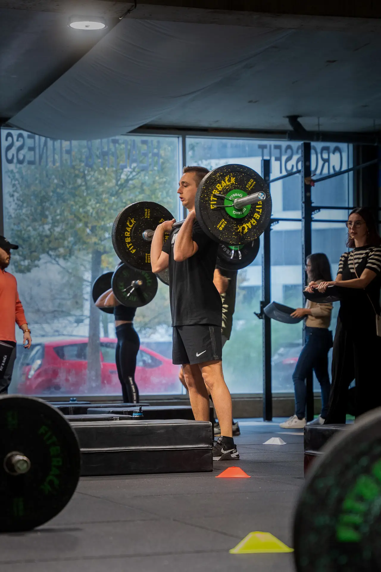 Yoni réalisant un clean à CrossFit Alea.