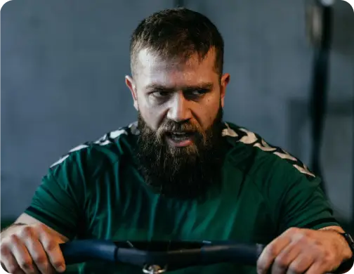 Adhérent de CrossFit Alea en train de faire du rameur lors d'une séance d'entraînement cardio