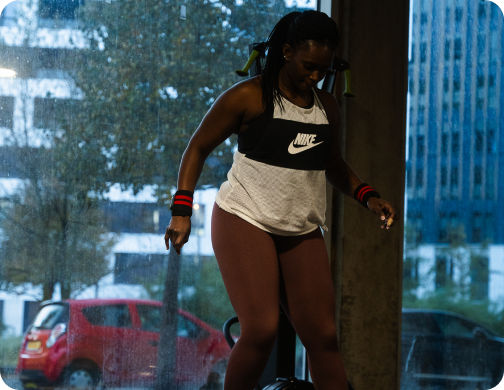 Satou, la fit-mom du CrossFit Alea, en pleine séance d'entraînement.