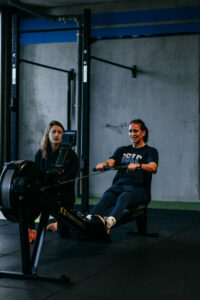 Adhérente de CrossFit Alea en train de ramer pendant l'événement 24h rameur.