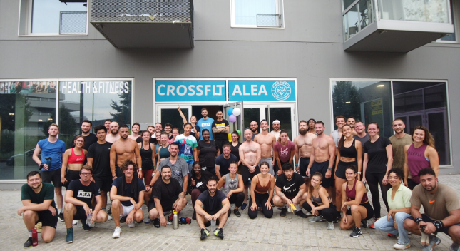 Toute l'équipe de CrossFit Alea célébrant le premier anniversaire de la salle