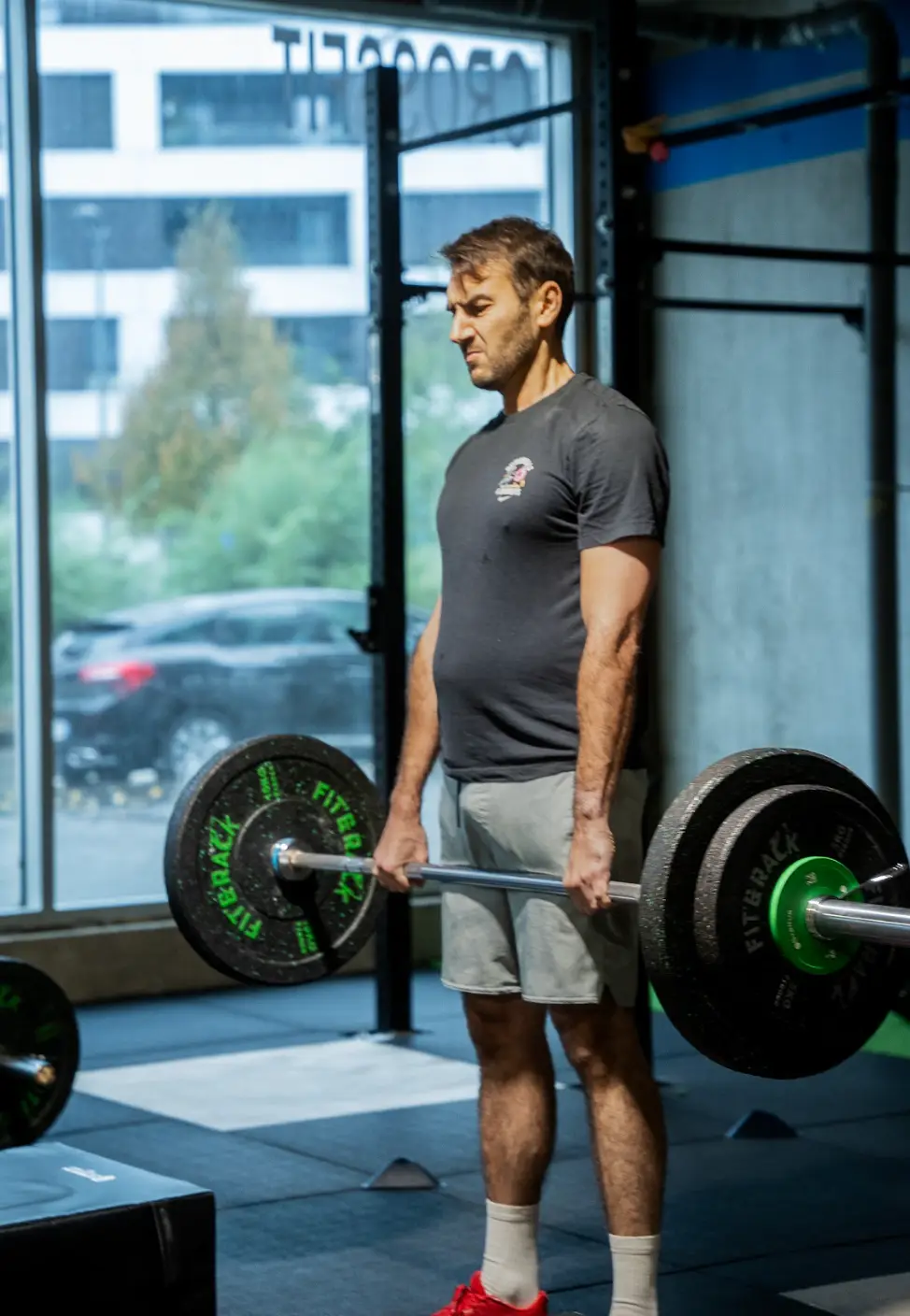 Thomas exécutant un deadlift à CrossFit Alea.