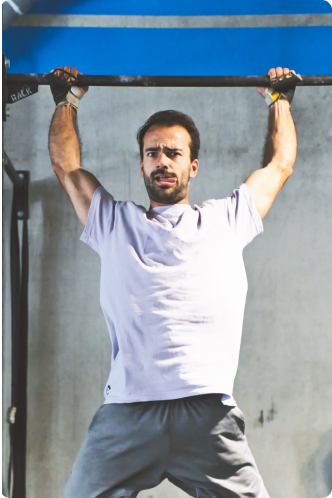 Sacha réalisant une pull-up dans la salle CrossFit Alea