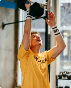 Équipement CrossFit : Bande de poignet d'un athlète de CrossFit à Lille