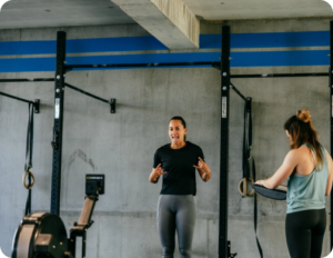 Salle de sport pour débutants à Lille : une jeune femme découvre les bases du CrossFit chez CrossFit Alea